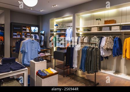 GANT Shop: Stilvolles Bekleidungsgeschäft im Innenbereich. London, Vereinigtes Königreich, 19. Mai 2023 Stockfoto