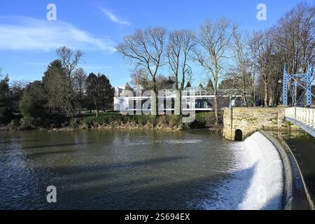 Das Riverside Glasshouse in Jephson Gardens mit dem Fluss Leam vor der Tür - Royal Lemington Spa Stockfoto
