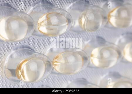 Angewinkelte Makroansicht von Gelkapseln in Blisterpackung Stockfoto