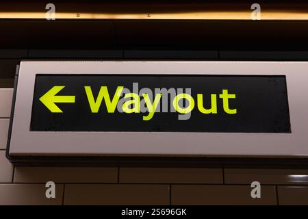 London, Großbritannien - 29. Juli 2024: Nahaufnahme eines Wegweiser in der Londoner U-Bahn. Stockfoto