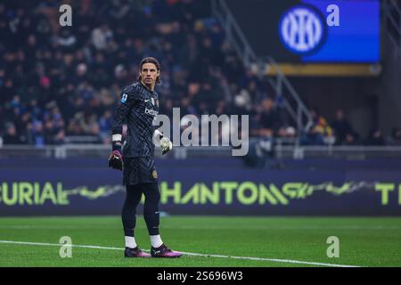 Yann Sommer vom FC Internazionale sieht sich beim Fußballspiel der Serie A 2024/25 zwischen dem FC Internazionale und dem Bologna FC im San Siro Stadium an. Endpunktzahl: Inter 2 | 2 Bologna. Stockfoto