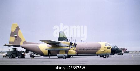 Erster Golfkrieg: 21. März 1991 Eine Lockheed C-130H-30 der United Arab Emirates Air Force wurde am Flughafen Kuwait entladen. Stockfoto