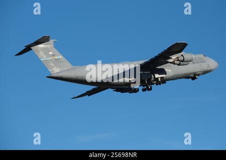 USAF C-5M Super Galaxy startet im Januar 2025 vom Flughafen Prestwick in Schottland - Prestwick ist ein wichtiger US-amerikanischer Militärfrachtverkehrsknotenpunkt Stockfoto