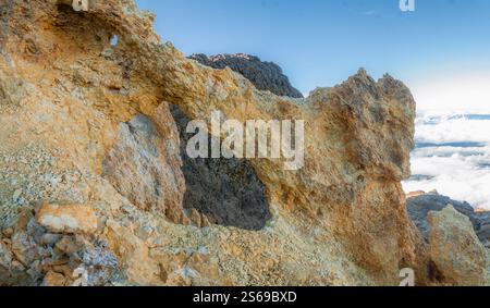 Vulkanische Landschaft mit einzigartigen Strukturen vulkanischer Felsen und Wüstenlandschaft Mondlandschaft mit Kalksteinkaminen geologischen Felsformationen Stockfoto
