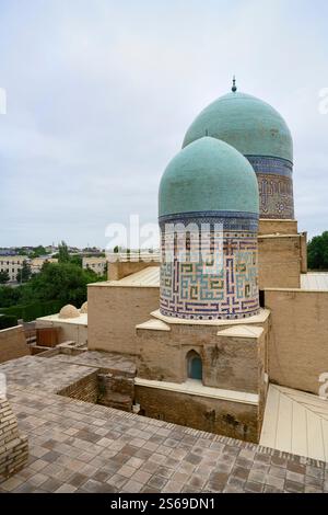 Kuppeln von Mausoleen im mittelalterlichen Shahi-Zinda-Komplex aus dem 14. Jahrhundert in Samarkand, Usbekistan Stockfoto