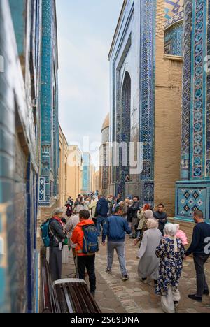 SAMARKAND, USBEKISTAN - 19. MAI 2024. Touristen im mittelalterlichen Shahi-Zinda-Komplex mit Mausoleen aus dem 14. Jahrhundert Stockfoto