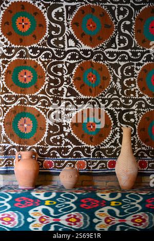 Tonkannen auf dem Hintergrund eines Teppichs mit traditionellem usbekischen Ornament Stockfoto