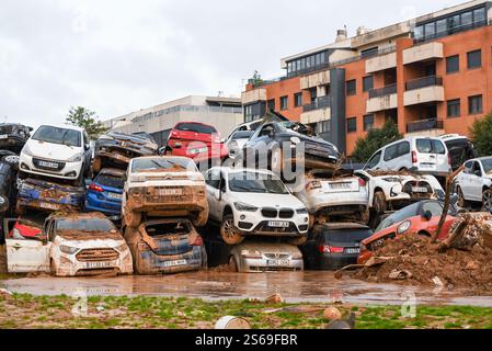Beschädigte Autos nach der DANA-Überschwemmung werden auf Feldern und Autohöfen gelagert und in Stapeln gestapelt. Spaniens Überschwemmungen. Paiporta, Spanien. Stockfoto