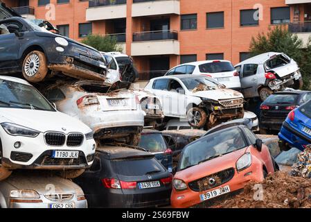 Beschädigte Autos nach der DANA-Überschwemmung werden auf Feldern und Autohöfen gelagert und in Stapeln gestapelt. Spaniens Überschwemmungen. Paiporta, Spanien. Stockfoto