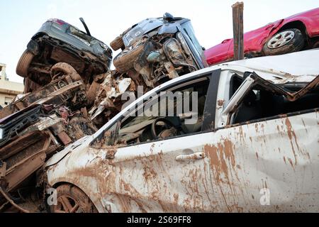 Zerquetschte Autos stapelten sich und waren nach den DANA-Überschwemmungen mit Schlamm bedeckt. Alfafar, Spanien. Stockfoto