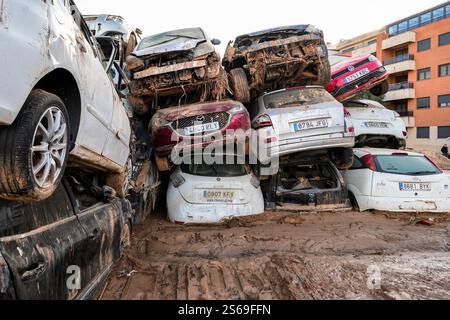 Beschädigte zerquetschte Autos stapelten sich auf den Plätzen in Ground Zero-Gebieten. Spaniens Überschwemmungen. Fahrzeuge stapelten sich nach Naturkatastrophen in Stapeln. Paiporta, Spanien. Stockfoto