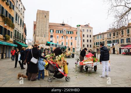 VENEDIG, ITALIEN - 14. FEBRUAR 2015: Einheimische und Touristen kaufen Blumen auf dem Straßenmarkt am Campo Santa Margherita Platz (Dorsoduro). Stockfoto