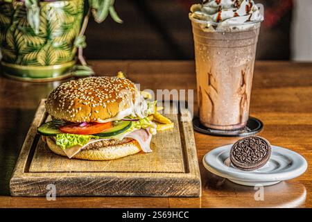 Burger mit Schokoladenshake und Schokoladenkeks. Stockfoto