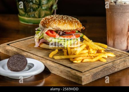 Burger mit Schokoladenshake und Schokoladenkeks. Stockfoto