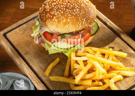 Hamburger mit Pommes frites. Stockfoto