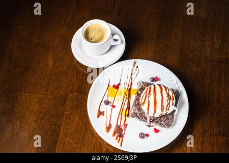Spezieller Haussalat mit gebratenem Huhn. Stockfoto