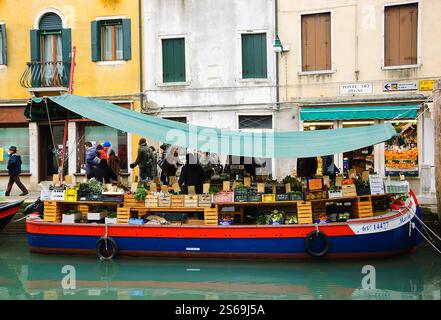 VENEDIG, ITALIEN - 14. FEBRUAR 2015: Obst und Gemüse werden vom Boot auf dem Kanal verkauft. Stockfoto