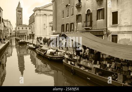 VENEDIG, ITALIEN - 14. FEBRUAR 2015: Obst und Gemüse werden vom Boot auf dem Kanal verkauft. Historisches Foto von Sepia Stockfoto