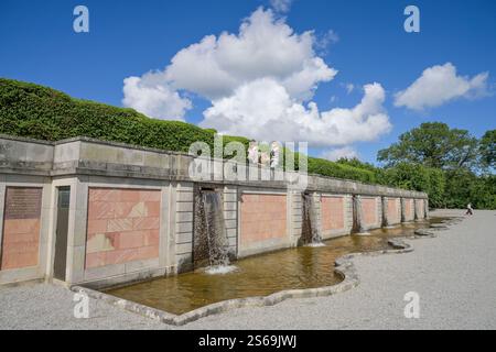 Besucherinnen am Brunnen im Schloßgarten Schloss Drottningholm, Gemeinde Ekerö, Provinz Stockholms län, Schweden Stockfoto