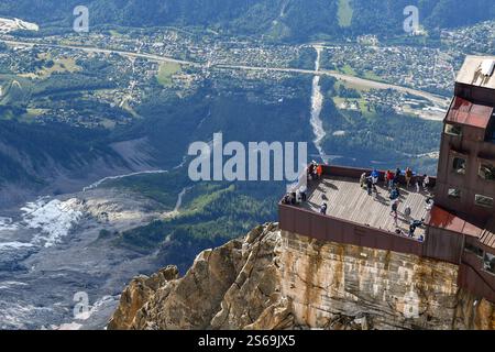 Erhöhter Blick auf eine Panoramaterrasse an der Seilbahn Aiguille du Midi (3842 m), mit Chamonix im Hintergrund, im Sommer Haute Savoie, Frankreich Stockfoto