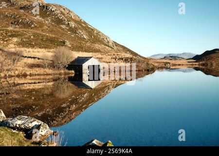 Ein Bootshaus steht am Rande der Cregennan Seen, oder Llynnau Cregennan, in der Nähe von Arthog, Dolgellau und der Mawddach-Mündung in Nordwales Stockfoto
