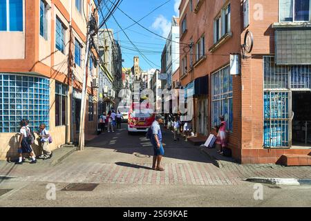 Saint George s, Grenada, Karibik - 10. Januar 2025: Lebhaftes Stadtleben in Saint George s, der Hauptstadt von Grenada. Menschen, Schüler und bunte Fassaden schaffen eine dynamische Atmosphäre in dieser karibischen Stadt *** Lebhaftes Stadtleben in Sankt George s, der Hauptstadt von Grenada. Menschen, Schulkindern und bunte Fassaden schaffen eine dynamische Atmosphäre in dieser karibischen Stadt Stockfoto