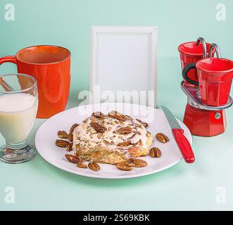 Erdbeer- und Heidelbeergebäck, Nuss und Kaffee Stockfoto