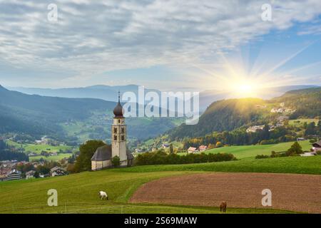 St. Valentin Kastelruth Dorfkirche im Sommer in den Dolomiten. Herrliche Landschaft mit kleiner Kapelle auf sonniger Wiese und Petzgipfel bei Kastel Stockfoto