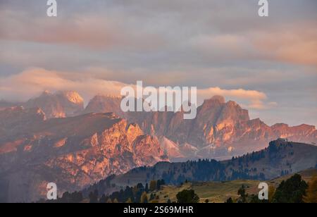 Wunderschöne Morgenszene im Dorf Compacio und helle Lärchen. Lage Ort Dolomiti alpen, Seiser Alm oder Seiser Alm, Südtirol, Italien, Europa. Stockfoto