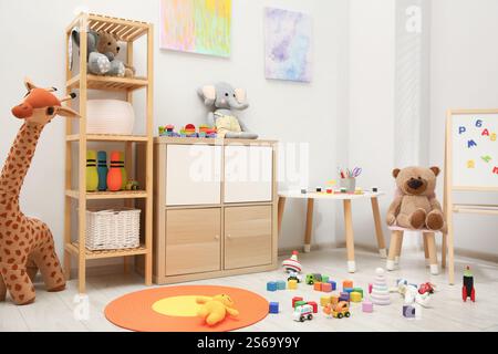 Innenraum des Kinderzimmers mit vielen verschiedenen Spielzeugen Stockfoto