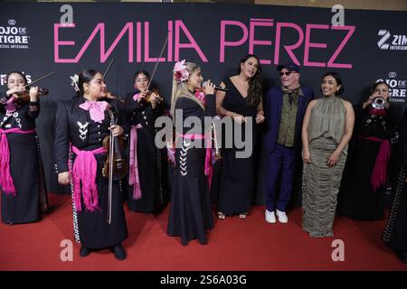 Mexiko-Stadt, Mexiko. Januar 2025. (L-R) Karla Sofía Gascon, Jacques Audiard, Adriana Paz besuchen den roten Teppich für die Filmpremiere von Emilia Perez im Cinepolis Plaza Carso. Am 15. Januar 2025 in Mexiko-Stadt. (Foto: Ismael Rosas/ Credit: Eyepix Group/Alamy Live News Stockfoto