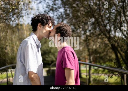 Zwei brasilianische Männer küssen sich in einem Park, um Liebe und lgbt-Stolz zu feiern Stockfoto