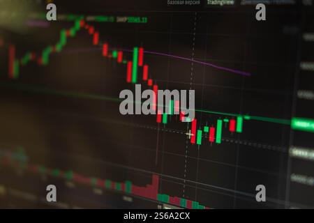 Finanzdiagramm, Bestandsanalysedaten auf digitalem Bildschirm. Wachstumsdiagramme für Kryptowährungen. Unschärfe und selektiver Fokus Stockfoto