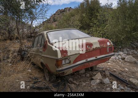 Das Auto ist abgestürzt, auf der Straßenseite Stockfoto