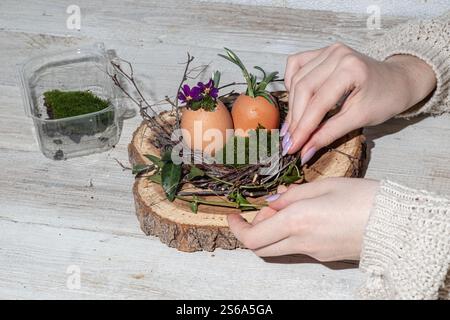 Inneneinrichtung mit osterdekor in natürlichem Stil. Blumen in einer Eierschale. Zero Waste Konzept und handgefertigte, selbstgemachte Einrichtung. Hochwertige Fotos Stockfoto