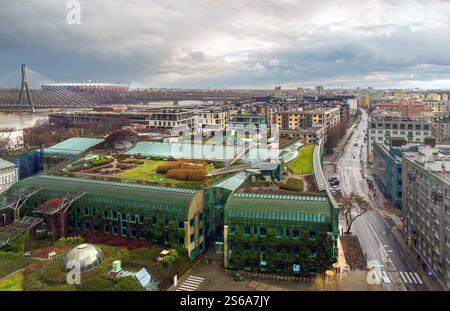 Atemberaubende Aussicht aus der Luft (Panorama) auf den Garten der Warschauer Universitätsbibliothek, - fantastischer Himmel : etwas dramatisch - heute Weihnachten. Swietokrzyski-Brücke und Stockfoto