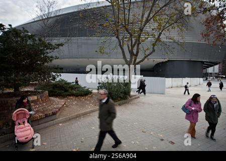 Leute vor dem neuen Santiago Bernabéu Stadion von Real Madrid. Madrid, Spanien. Stockfoto