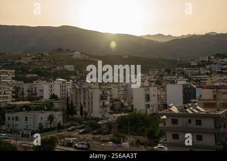 Die Morgensonne geht über dem Himare an der Küste Südalbaniens auf, einem Teil der albanischen Riviera. Befindet sich in Vlore County Stockfoto