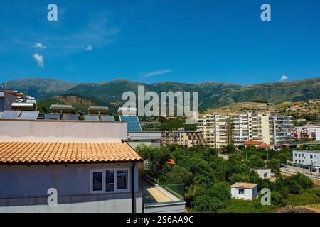Himare an der Küste Südalbaniens, Teil der albanischen Riviera. Es liegt im County Vlore und liegt zwischen den Ceraunischen Bergen und dem Ionischen Meer Stockfoto