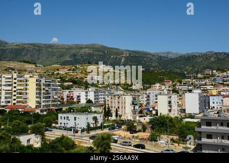 Himare an der Küste Südalbaniens, Teil der albanischen Riviera. Es liegt im Vlore County und liegt zwischen den Ceraunian Mountains und Sea Ionian Stockfoto