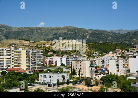 Himare an der Küste Südalbaniens, Teil der albanischen Riviera. Es liegt im Vlore County und liegt zwischen den Ceraunian Mountains und Sea Ionian Stockfoto