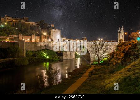 Alcantara-Brücke und toledo-Stadtbild, das sich nachts im Fluss tejo spiegelt Stockfoto