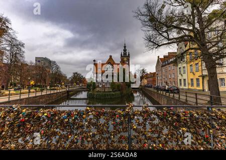 Brotbrücke in Gdańsk, Love Bridge, Vorhängeschlösser, die am Brücken-Geländer hängen, Symbol einer untrennbaren Verbindung, Korzenna Straße, Symbol der Liebe Stockfoto