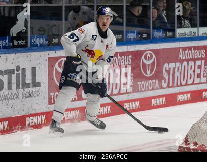 Emil Johansson (EHC Red Bull Muenchen, #57). Deutschland, Augsburger Panther vs. EHC Red Bull München, Eishockey, DEL, 37. Spieltag, Saison 2024/2025, 16.01.2025. Foto: Eibner-Pressefoto/Franz Feiner Stockfoto