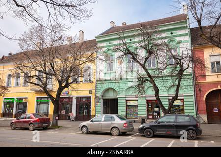 Klassische helle Gebäude in der Einkaufsstraße Strada Kossuth Lajos in Odorheiu Secuiesc (Ungarisch Székelyudvarhely), Transsilvanien, Rumänien. Stockfoto