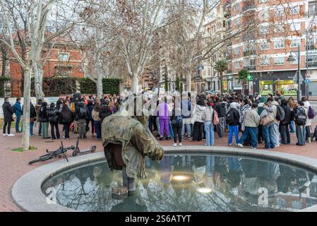 Logrono, La Rioja, Spanien. Januar 2025. Der Macho-Charakter des Mordes an einem Geldautomaten in Logroño wurde bestätigt. Das Ereignis, das im Oktober stattfand und zwei Todesopfer verursachte, wurde nach einer umfassenden polizeilichen Untersuchung geklärt, die in der Verhaftung von drei Männern gipfelte, von denen einer der Ex-Partner des Opfers war. Heute Nachmittag fand eine Bürgerkundgebung statt, die zu einer improvisierten Gedenkstätte mit Blumen, Kerzen und Verurteilungen wurde, während Ermittler weiterhin Beweise sammeln. Die Bestätigung der Macho-Natur des Verbrechens hat eine Welle ausgelöst Stockfoto