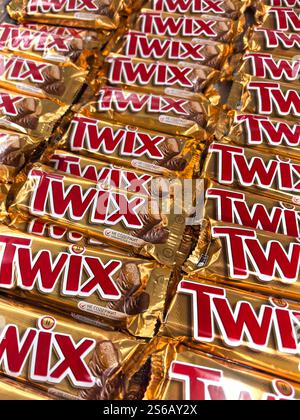 Bobruisk, Weißrussland - 7. Januar 2025: Eine Nahaufnahme zeigt eine Fülle von Twix-Schokoriegel, die ordentlich in Reihen angeordnet sind. Stockfoto
