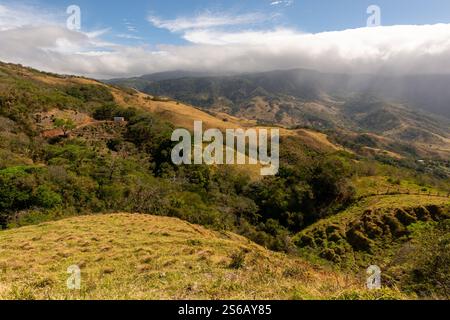 Panoramablick während eines malerischen Roadtrips in der Gegend von monteverde mit Blick in ein Tal Stockfoto