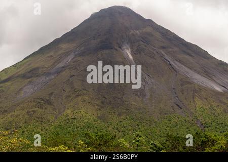 Nahaufnahme des wunderschönen Ausblicks auf den Vulkan arenal in La fortuna costa rica Stockfoto
