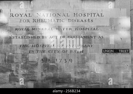 Altes Schild für das Royal Mineral Water Hospital in schwarz-weiß an der Badesteinwand in Union Street, Bath, UK am 11. Januar 2025 Stockfoto